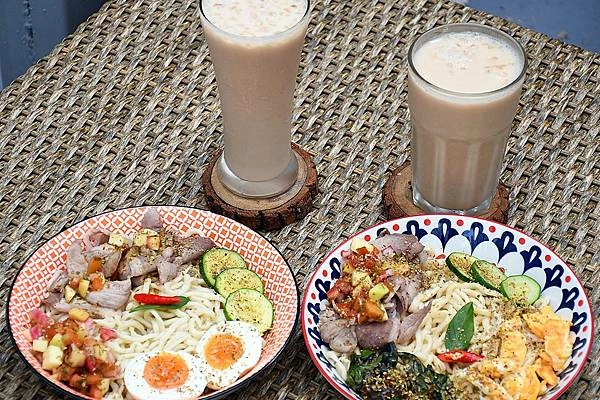 高雄新興區巷弄美食！逍遙園旁老屋改造魚&吉咖啡廳，清爽不膩口的特調拌麵。