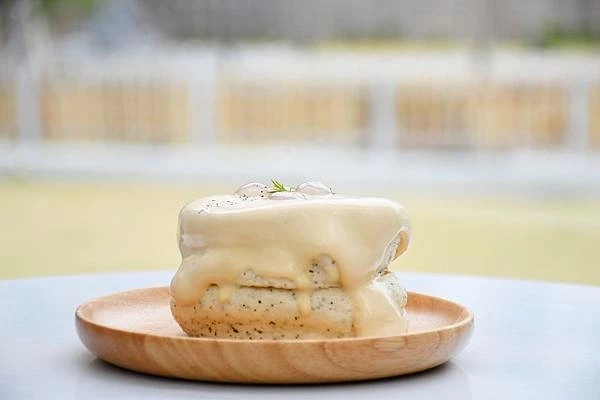 高雄新興區巷弄美食！逍遙園旁老屋改造魚&吉咖啡廳，清爽不膩口的特調拌麵。