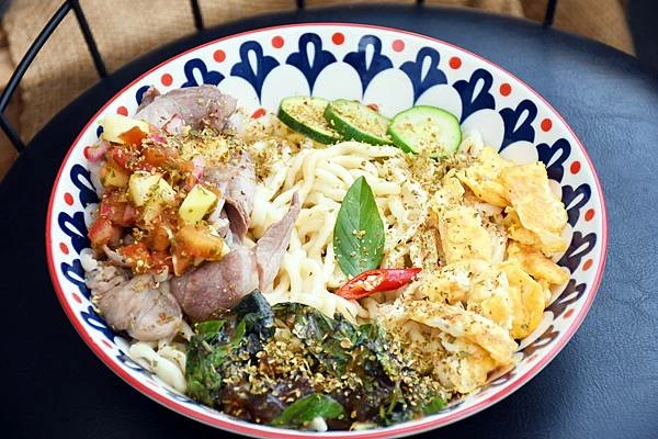 高雄新興區巷弄美食！逍遙園旁老屋改造魚&吉咖啡廳，清爽不膩口的特調拌麵。