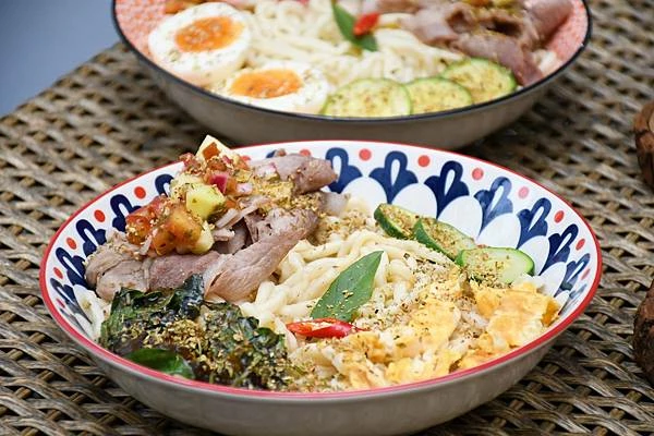 高雄新興區巷弄美食！逍遙園旁老屋改造魚&吉咖啡廳，清爽不膩口的特調拌麵。