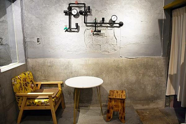 高雄新興區巷弄美食！逍遙園旁老屋改造魚&吉咖啡廳，清爽不膩口的特調拌麵。