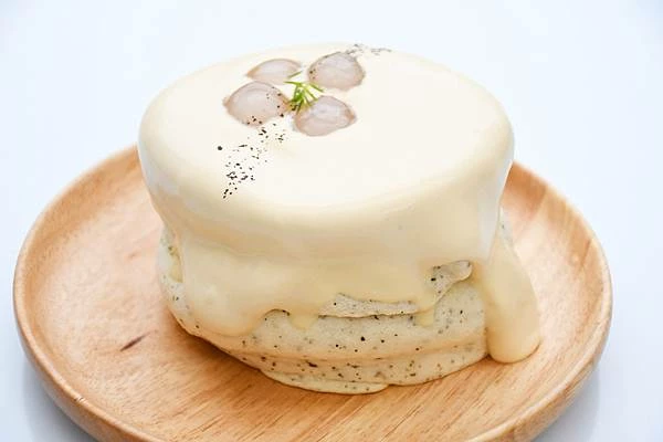 高雄新興區巷弄美食！逍遙園旁老屋改造魚&吉咖啡廳，清爽不膩口的特調拌麵。