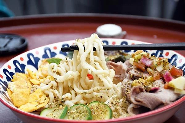 高雄新興區巷弄美食！逍遙園旁老屋改造魚&吉咖啡廳，清爽不膩口的特調拌麵。