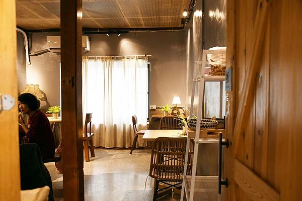 高雄新興區巷弄美食！逍遙園旁老屋改造魚&吉咖啡廳，清爽不膩口的特調拌麵。