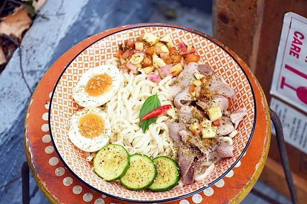 高雄新興區巷弄美食！逍遙園旁老屋改造魚&吉咖啡廳，清爽不膩口的特調拌麵。