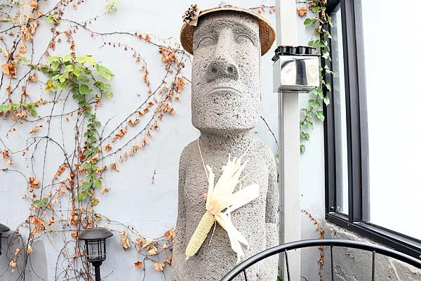 高雄新興區巷弄美食！逍遙園旁老屋改造魚&吉咖啡廳，清爽不膩口的特調拌麵。