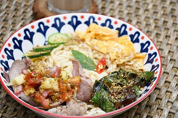 高雄新興區巷弄美食！逍遙園旁老屋改造魚&吉咖啡廳，清爽不膩口的特調拌麵。