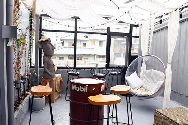 高雄新興區巷弄美食！逍遙園旁老屋改造魚&吉咖啡廳，清爽不膩口的特調拌麵。