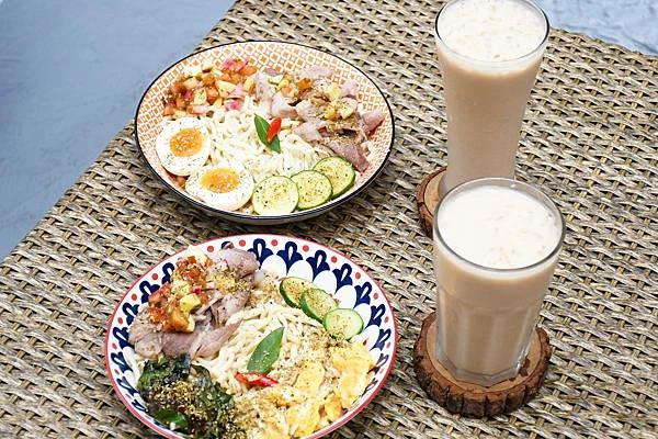 高雄新興區巷弄美食！逍遙園旁老屋改造魚&吉咖啡廳，清爽不膩口的特調拌麵。