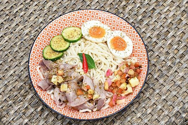 高雄新興區巷弄美食！逍遙園旁老屋改造魚&吉咖啡廳，清爽不膩口的特調拌麵。