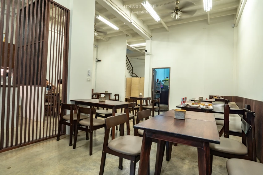 泰國曼谷爆紅餐廳!Jay Nahm Thong Lor平價泰國海鮮,必點黃金咖哩炒蟹肉。