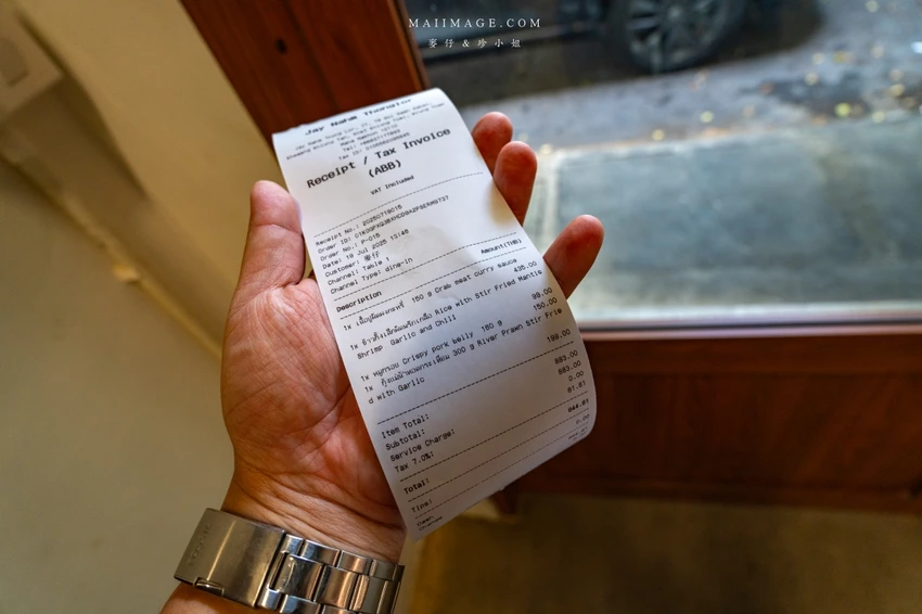 泰國曼谷爆紅餐廳!Jay Nahm Thong Lor平價泰國海鮮,必點黃金咖哩炒蟹肉。