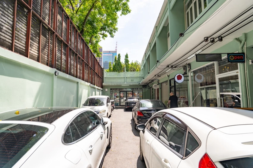 泰國曼谷爆紅餐廳!Jay Nahm Thong Lor平價泰國海鮮,必點黃金咖哩炒蟹肉。