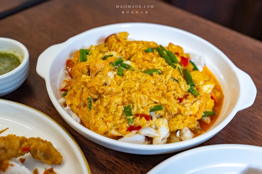 泰國曼谷爆紅餐廳!Jay Nahm Thong Lor平價泰國海鮮,必點黃金咖哩炒蟹肉。
