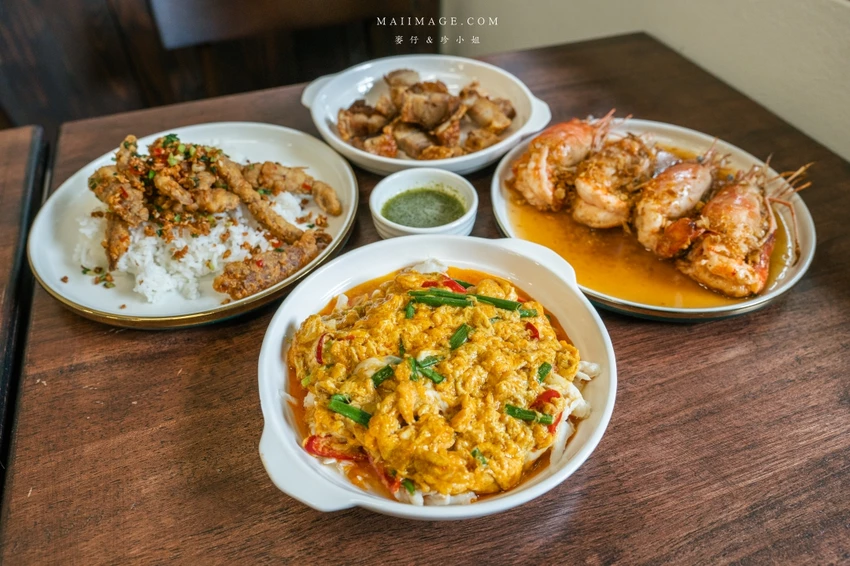 泰國曼谷爆紅餐廳!Jay Nahm Thong Lor平價泰國海鮮,必點黃金咖哩炒蟹肉。