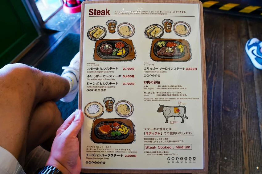 沖繩牛排必吃！潛水員牛排Flipper只賣3.5小時，厚切菲力軟嫩多汁到讓人落淚。