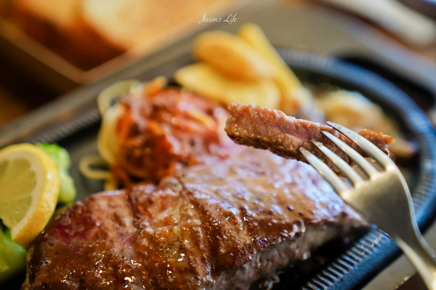 沖繩牛排必吃！潛水員牛排Flipper只賣3.5小時，厚切菲力軟嫩多汁到讓人落淚。