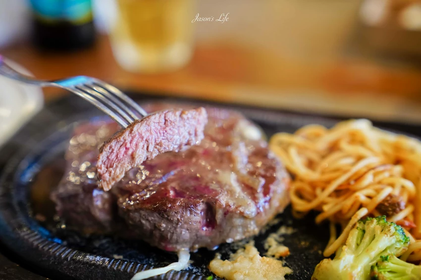 沖繩牛排必吃！潛水員牛排Flipper只賣3.5小時，厚切菲力軟嫩多汁到讓人落淚。