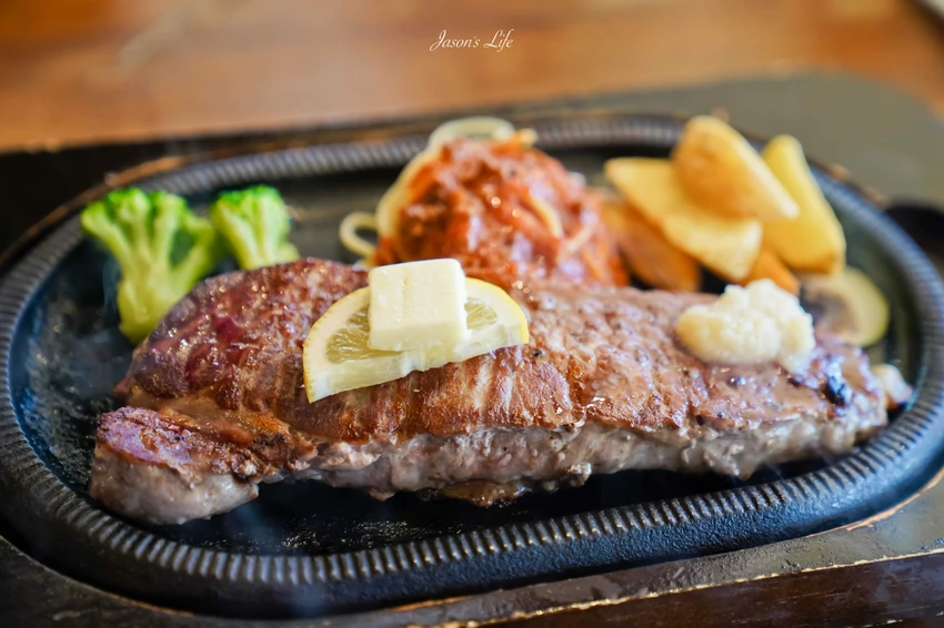 沖繩牛排必吃！潛水員牛排Flipper只賣3.5小時，厚切菲力軟嫩多汁到讓人落淚。