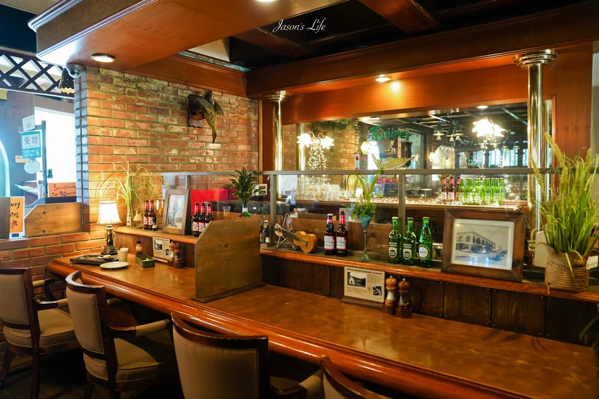 沖繩牛排必吃！潛水員牛排Flipper只賣3.5小時，厚切菲力軟嫩多汁到讓人落淚。