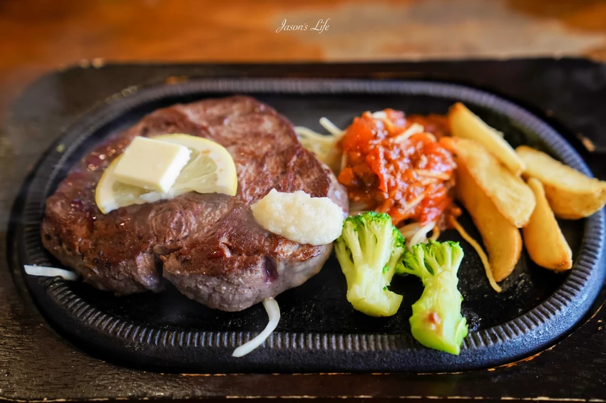 沖繩牛排必吃！潛水員牛排Flipper只賣3.5小時，厚切菲力軟嫩多汁到讓人落淚。