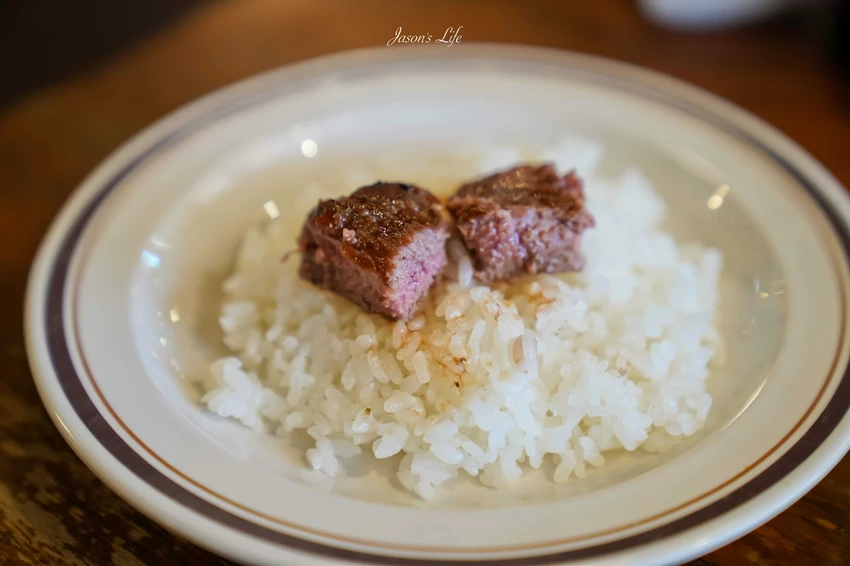沖繩牛排必吃！潛水員牛排Flipper只賣3.5小時，厚切菲力軟嫩多汁到讓人落淚。