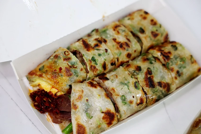 松山站 | 饒河夜市 蔥海手工蔥油餅 有如蔥花地毯的蔥爆牛肉捲餅 必加辣椒