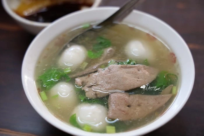 松山站 | 饒河夜市 蔥海手工蔥油餅 有如蔥花地毯的蔥爆牛肉捲餅 必加辣椒