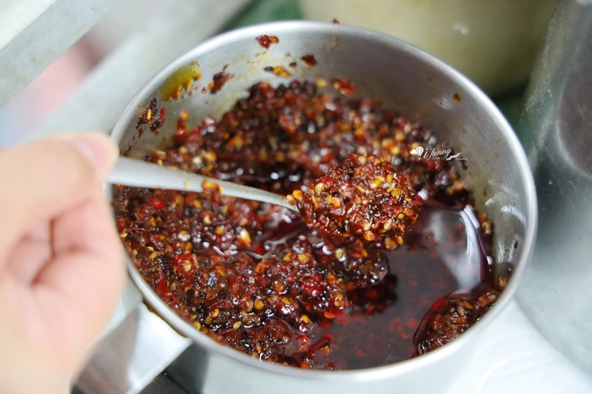 松山站 | 饒河夜市 蔥海手工蔥油餅 有如蔥花地毯的蔥爆牛肉捲餅 必加辣椒