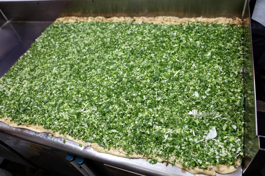 松山站 | 饒河夜市 蔥海手工蔥油餅 有如蔥花地毯的蔥爆牛肉捲餅 必加辣椒