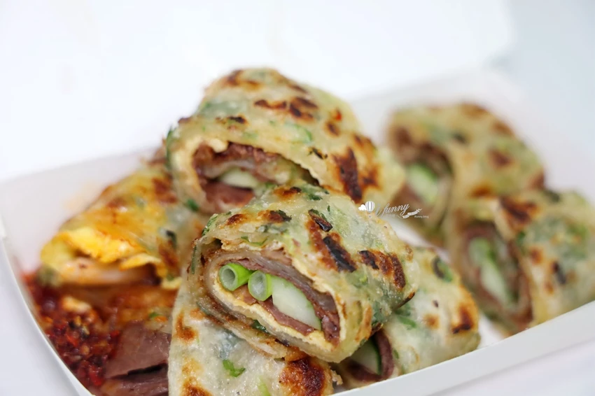 松山站 | 饒河夜市 蔥海手工蔥油餅 有如蔥花地毯的蔥爆牛肉捲餅 必加辣椒