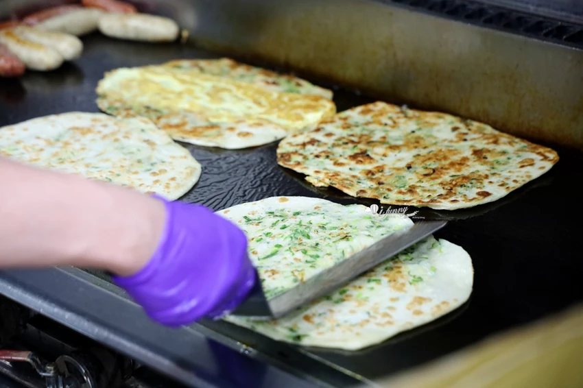 松山站 | 饒河夜市 蔥海手工蔥油餅 有如蔥花地毯的蔥爆牛肉捲餅 必加辣椒