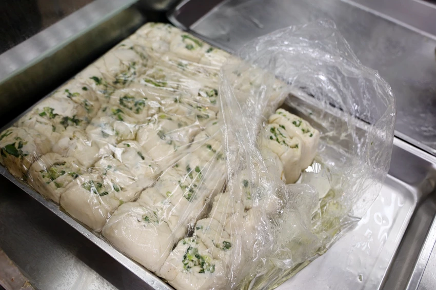 松山站 | 饒河夜市 蔥海手工蔥油餅 有如蔥花地毯的蔥爆牛肉捲餅 必加辣椒