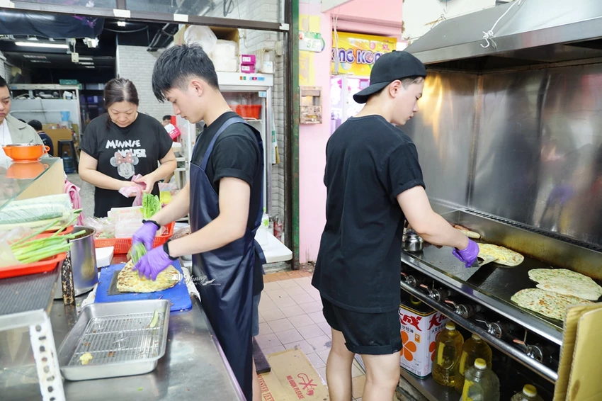 松山站 | 饒河夜市 蔥海手工蔥油餅 有如蔥花地毯的蔥爆牛肉捲餅 必加辣椒