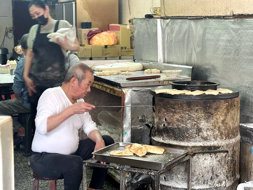 龍山寺站 | 西園橋下燒餅油條 70多年的萬華燒餅