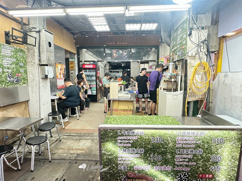 松山站 | 饒河夜市 蔥海手工蔥油餅 有如蔥花地毯的蔥爆牛肉捲餅 必加辣椒