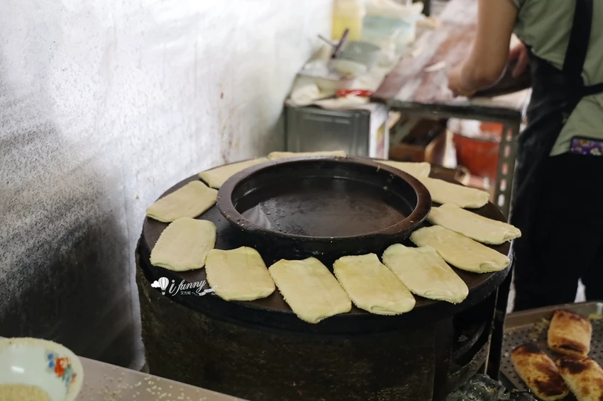 龍山寺站 | 西園橋下燒餅油條 70多年的萬華燒餅