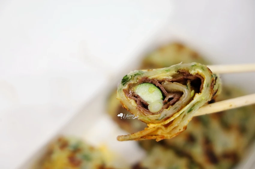 松山站 | 饒河夜市 蔥海手工蔥油餅 有如蔥花地毯的蔥爆牛肉捲餅 必加辣椒