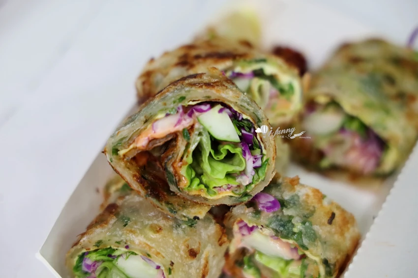 松山站 | 饒河夜市 蔥海手工蔥油餅 有如蔥花地毯的蔥爆牛肉捲餅 必加辣椒