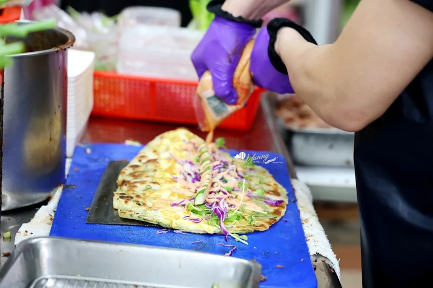 松山站 | 饒河夜市 蔥海手工蔥油餅 有如蔥花地毯的蔥爆牛肉捲餅 必加辣椒