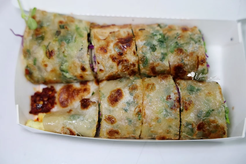 松山站 | 饒河夜市 蔥海手工蔥油餅 有如蔥花地毯的蔥爆牛肉捲餅 必加辣椒