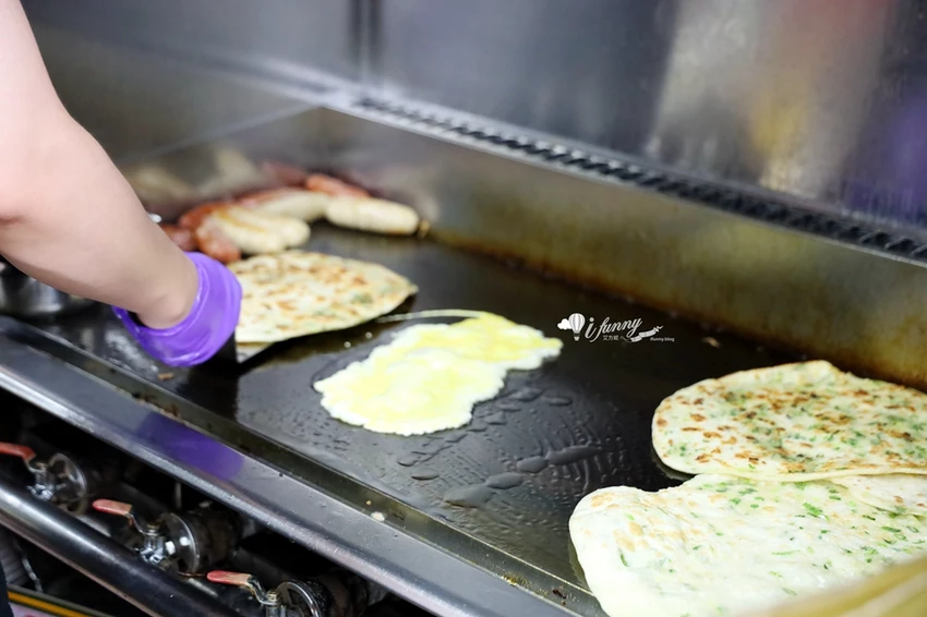 松山站 | 饒河夜市 蔥海手工蔥油餅 有如蔥花地毯的蔥爆牛肉捲餅 必加辣椒