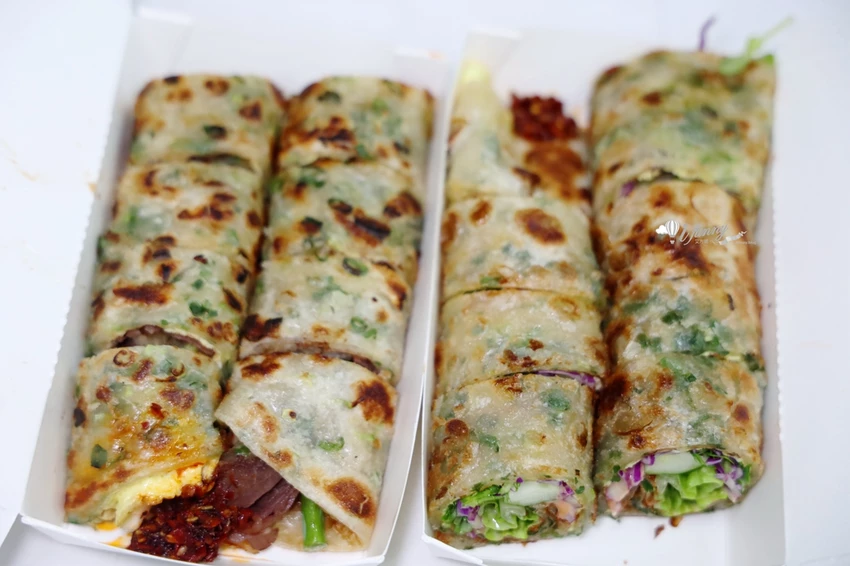 松山站 | 饒河夜市 蔥海手工蔥油餅 有如蔥花地毯的蔥爆牛肉捲餅 必加辣椒