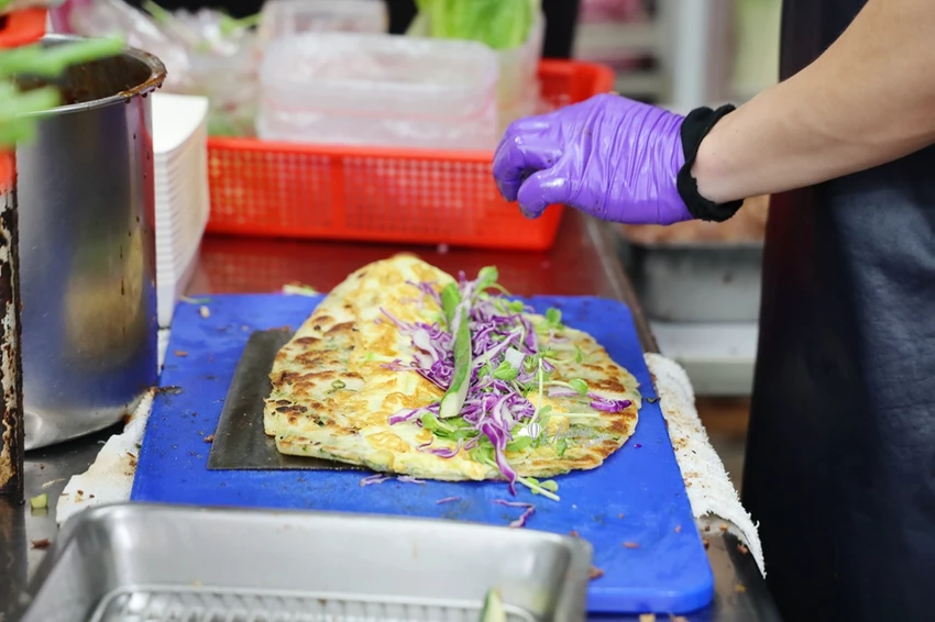 松山站 | 饒河夜市 蔥海手工蔥油餅 有如蔥花地毯的蔥爆牛肉捲餅 必加辣椒