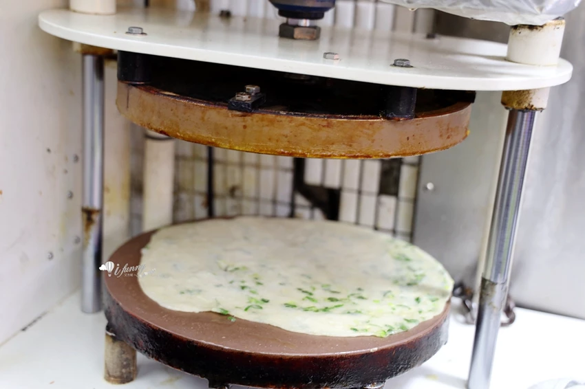 松山站 | 饒河夜市 蔥海手工蔥油餅 有如蔥花地毯的蔥爆牛肉捲餅 必加辣椒