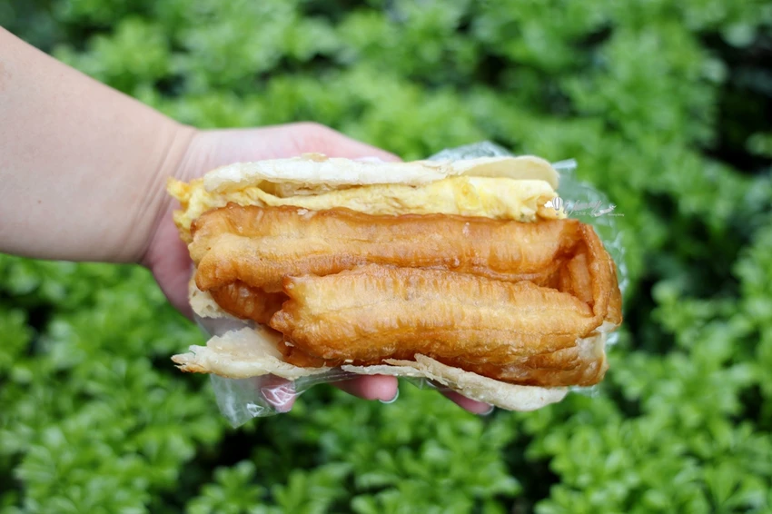 龍山寺站 | 西園橋下燒餅油條 70多年的萬華燒餅