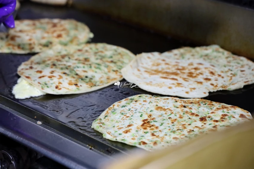 松山站 | 饒河夜市 蔥海手工蔥油餅 有如蔥花地毯的蔥爆牛肉捲餅 必加辣椒