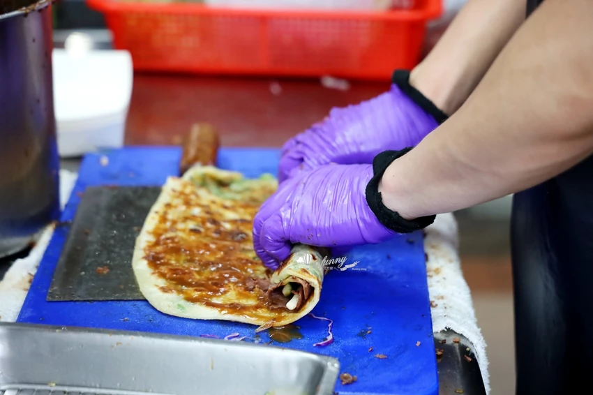 松山站 | 饒河夜市 蔥海手工蔥油餅 有如蔥花地毯的蔥爆牛肉捲餅 必加辣椒