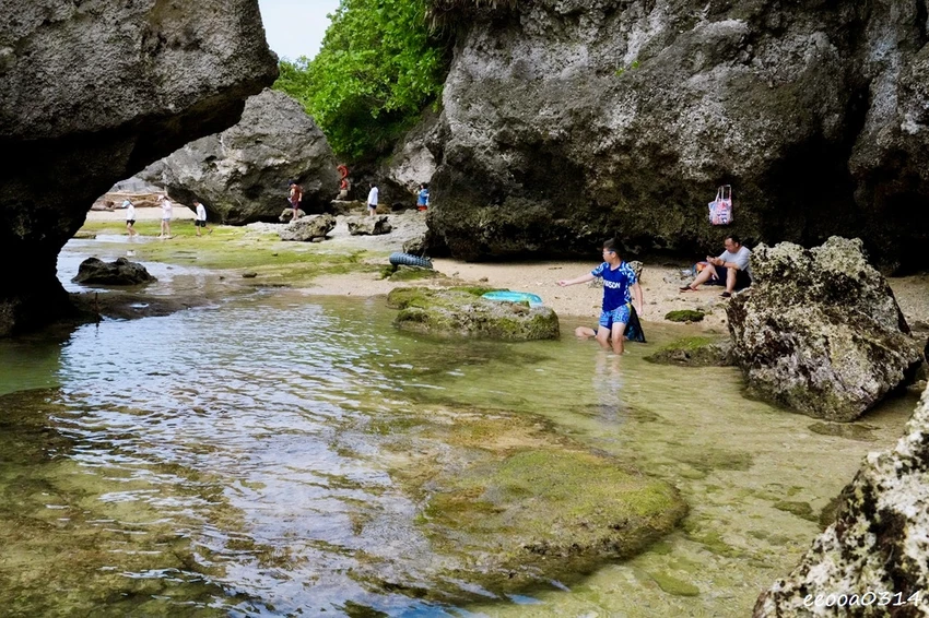 小琉球杉福秘境海灘｜隱藏在礁岩後的戲水勝地，親子玩水、觀察生