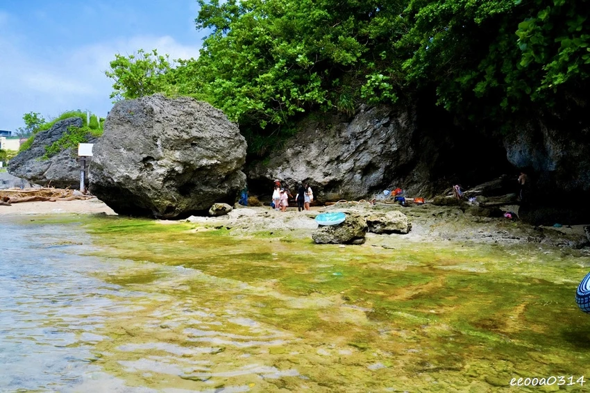 小琉球杉福秘境海灘｜隱藏在礁岩後的戲水勝地，親子玩水、觀察生